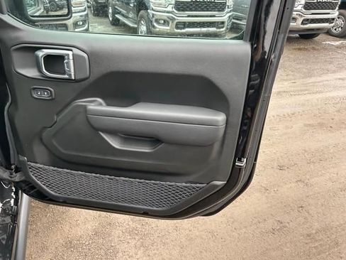 New 2025 Jeep Wrangler Unlimited Rubicon AWD/4WD image 30