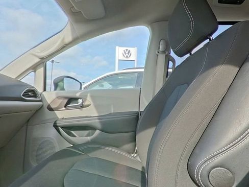 Used 2023 Chrysler Voyager LX image 26