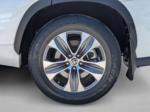 Used 2024 Toyota Highlander XLE FWD image 22