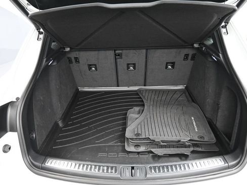 Certified 2023 Porsche Macan AWD/4WD image 28