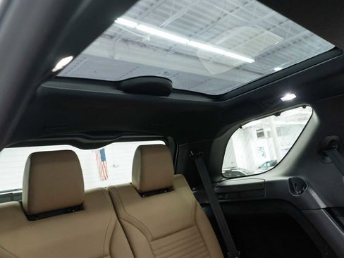 Used 2024 Land Rover Discovery Dynamic SE image 15