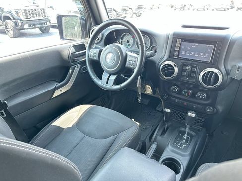 Used 2017 Jeep Wrangler Unlimited Rubicon w/ Connectivity Group AWD/4WD image 19