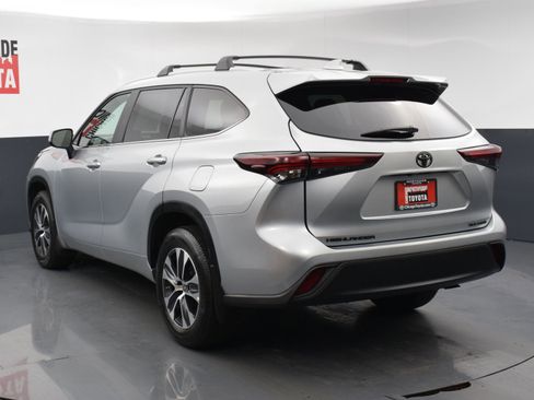 Used 2024 Toyota Highlander XLE AWD/4WD image 3
