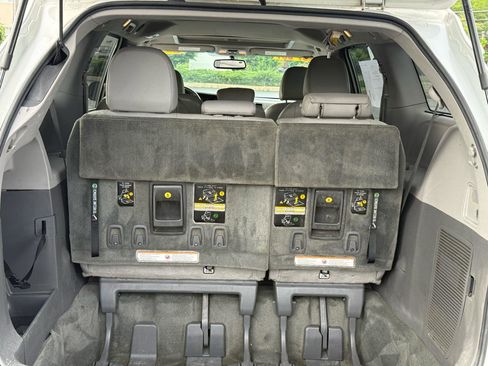 Used 2017 Toyota Sienna XLE w/ XLE Navigation Package FWD image 8
