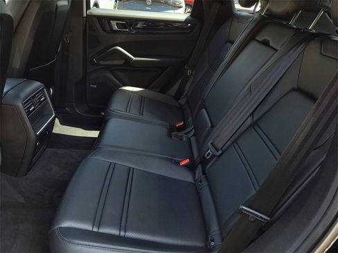 Used 2022 Porsche Cayenne w/ Premium Package image 12