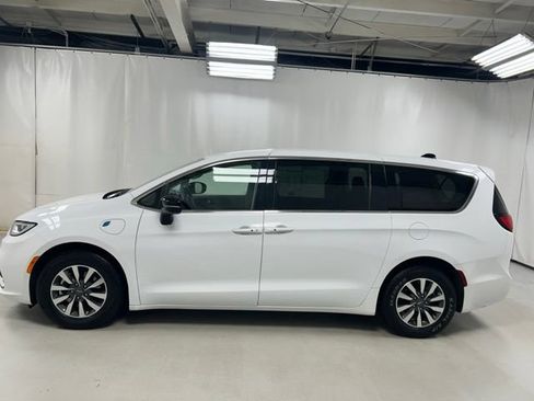 Used 2024 Chrysler Pacifica Limited FWD image 8