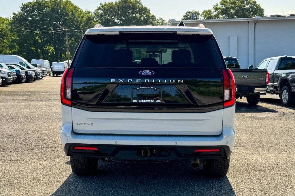 Used 2025 Ford Expedition Active AWD/4WD image 4