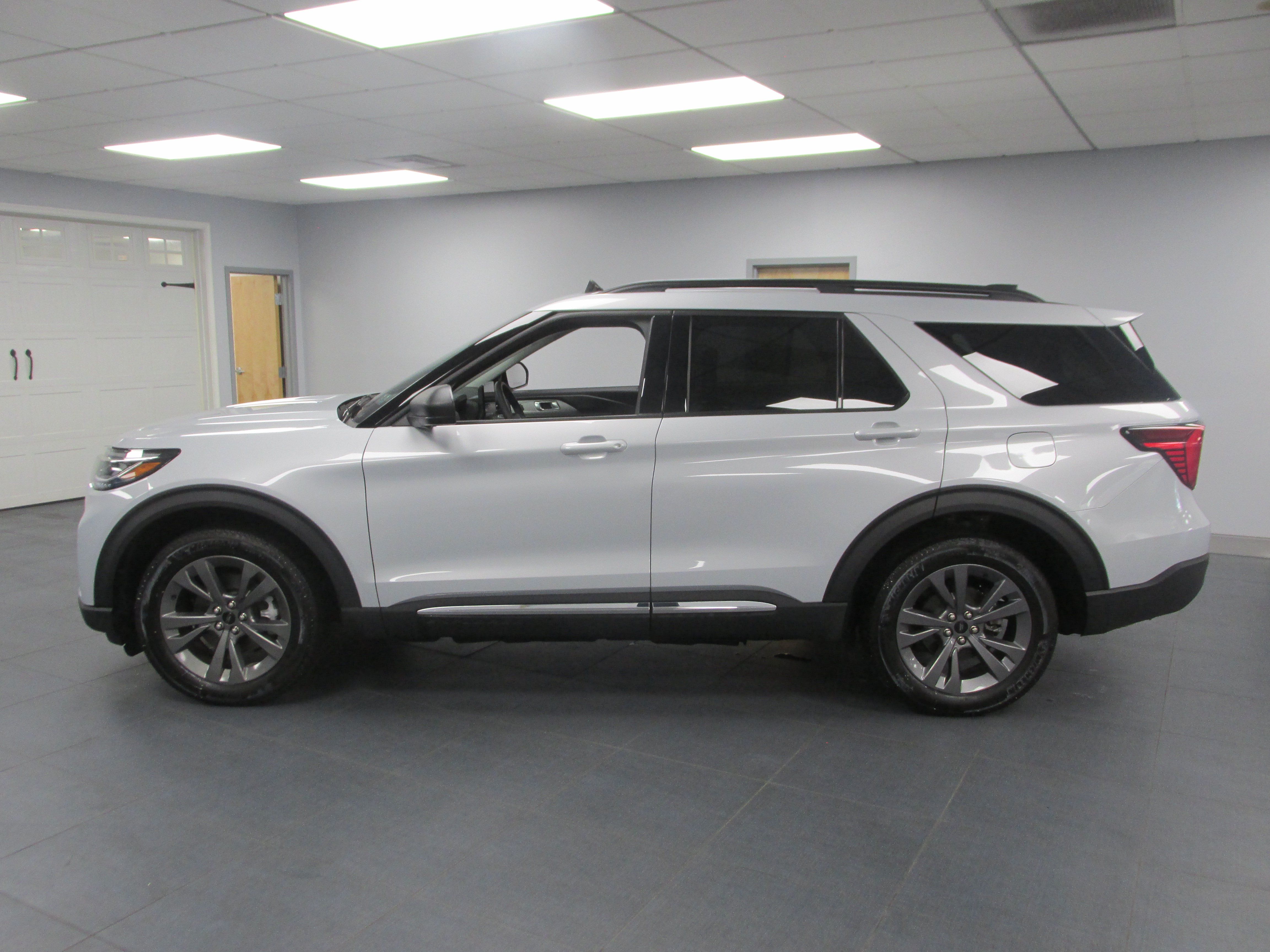 Used 2025 Ford Explorer Active w/ Active Comfort Package AWD/4WD image 8