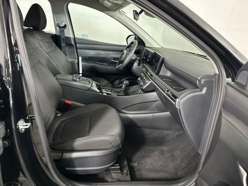 Certified 2025 Hyundai Tucson SE image 28