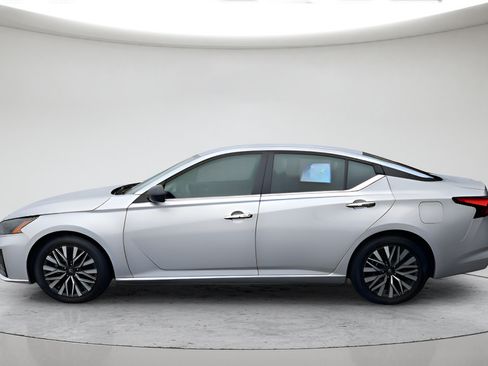 Used 2024 Nissan Altima 2.5 SV FWD image 8