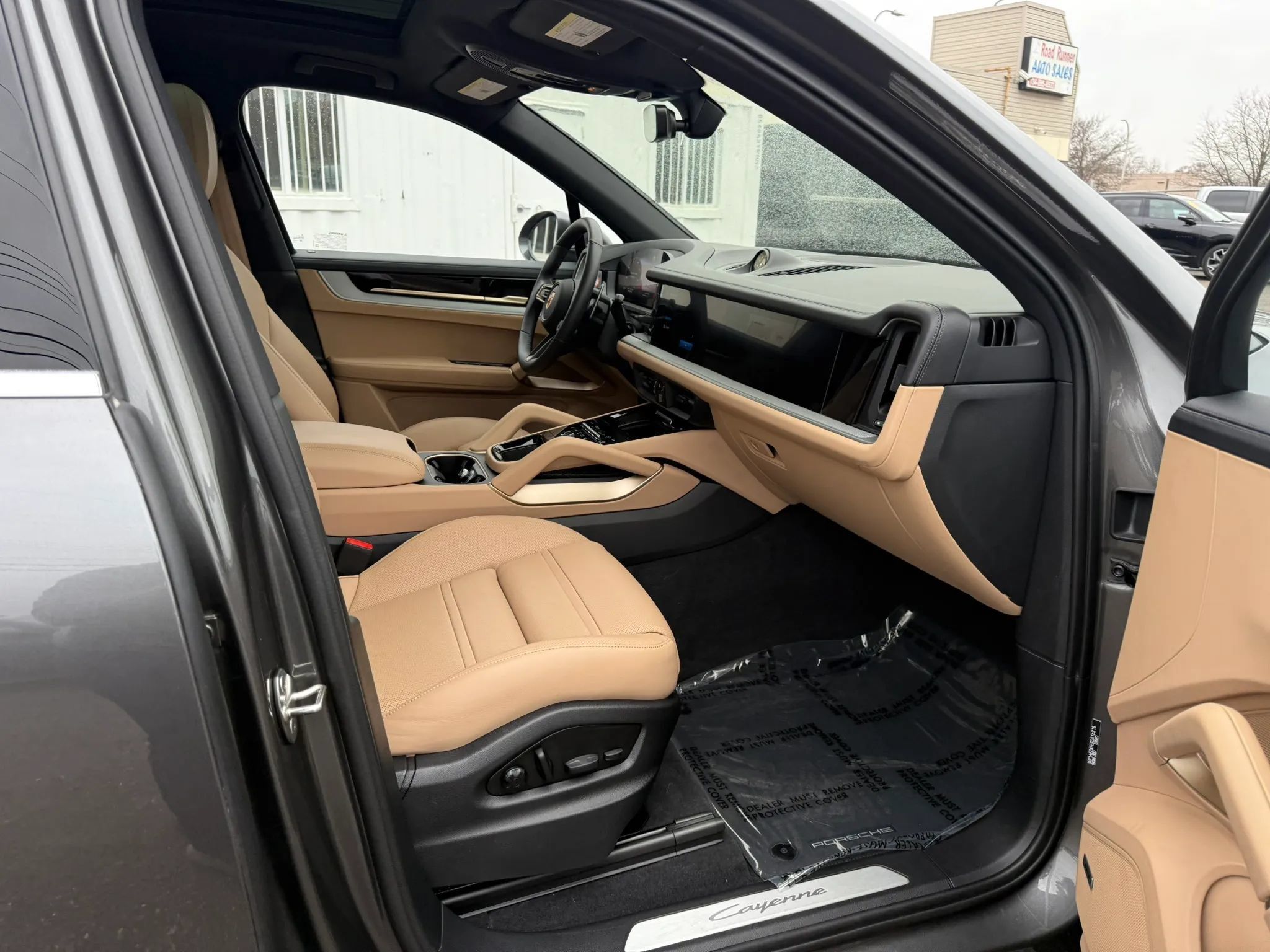 Used 2025 Porsche Cayenne E-Hybrid w/ Premium Package Plus AWD/4WD image 34