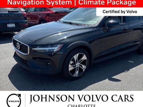 Used 2025 Volvo V60 B5 Cross Country Plus image 3