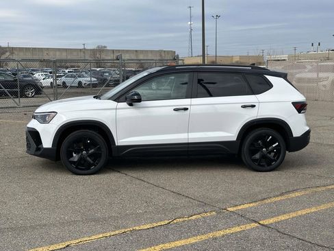 New 2025 Volkswagen Taos SE FWD image 2