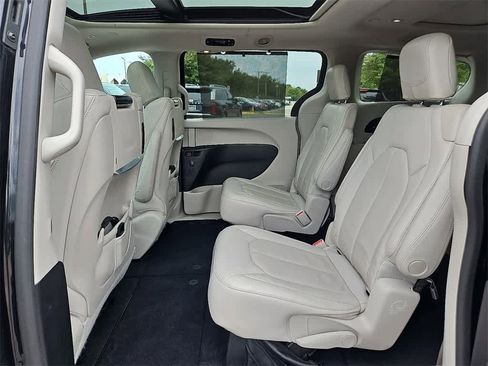 Used 2019 Chrysler Pacifica Touring-L Plus w/ Advanced Safetytec Group image 10