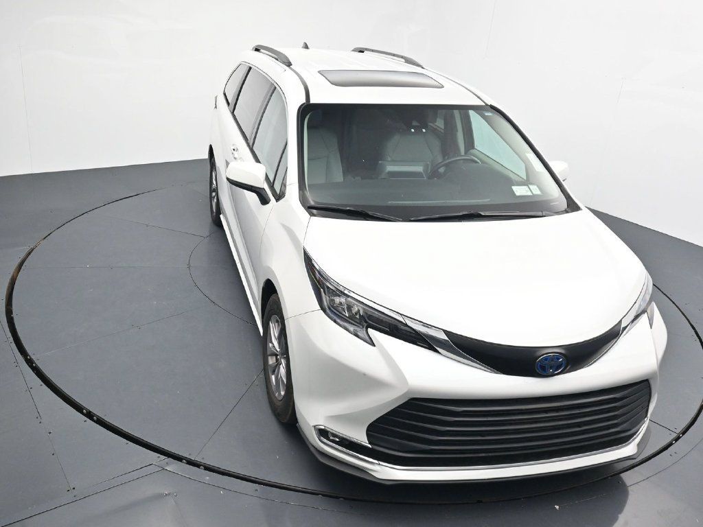 Used 2024 Toyota Sienna XLE FWD image 10