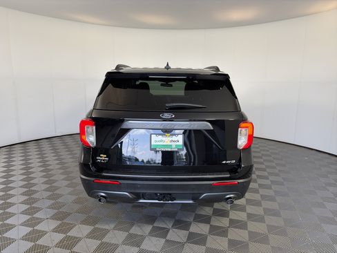 Used 2023 Ford Explorer XLT w/ Equipment Group 202A AWD/4WD image 4