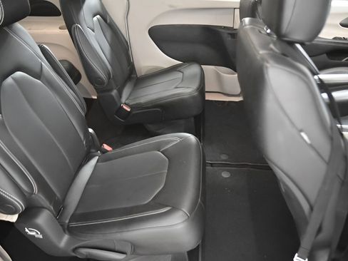 Used 2023 Chrysler Pacifica Touring-L FWD image 35