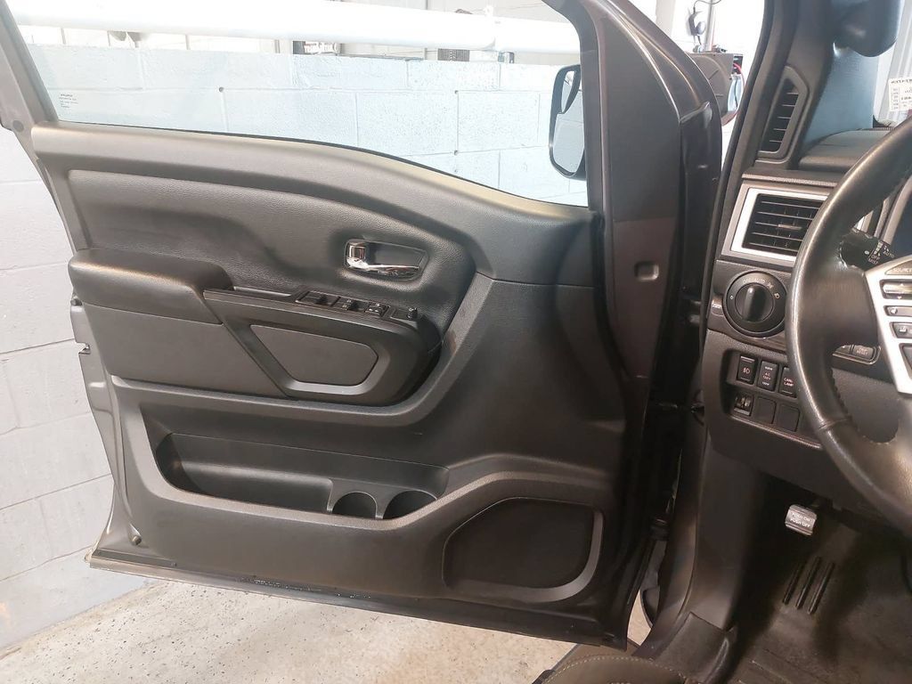 Used 2018 Nissan Titan SV w/ SV Convenience Package AWD/4WD image 27