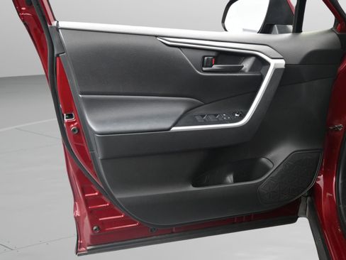 Used 2021 Toyota RAV4 LE image 31