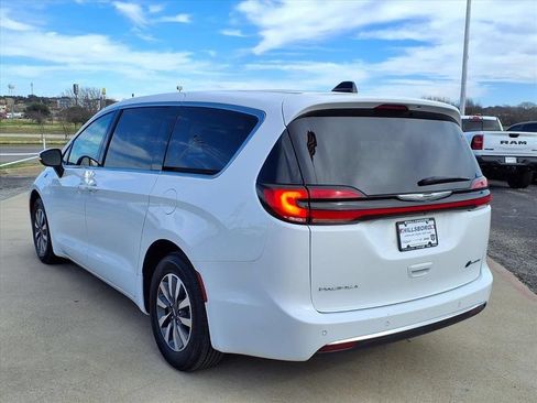 Used 2023 Chrysler Pacifica Touring-L FWD image 7