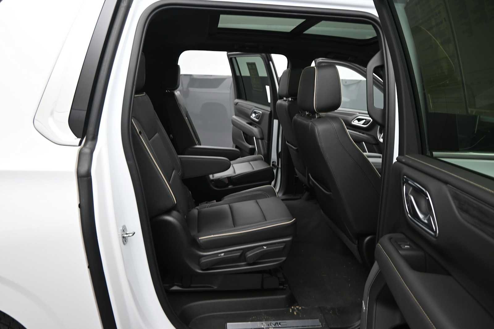 Used 2022 GMC Yukon XL SLT w/ SLT Premium Package AWD/4WD image 16