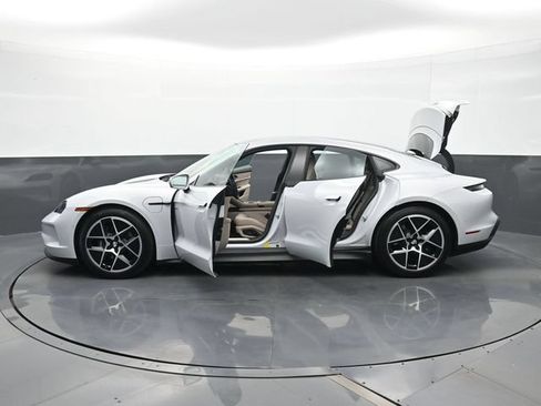 Used 2025 Porsche Taycan RWD image 31