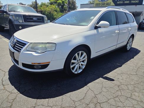 Used 2010 Volkswagen Passat Komfort FWD image 2