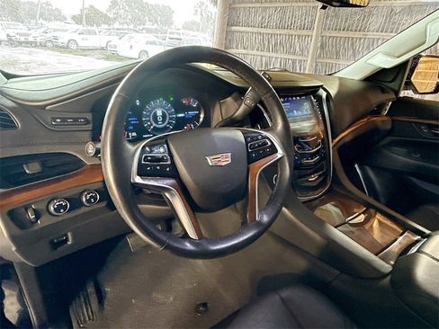 Used 2018 Cadillac Escalade Premium Luxury image 12