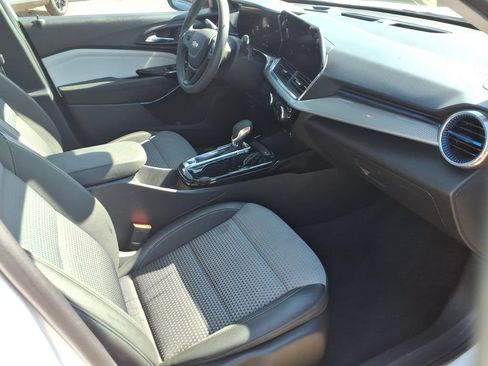 Used 2025 Chevrolet Trax LT FWD image 13