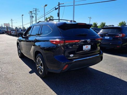 Used 2020 Toyota Highlander XLE AWD/4WD image 11