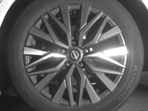 Used 2025 Nissan Altima 2.5 SV FWD image 14