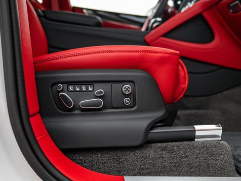 Used 2025 Bentley Bentayga image 29