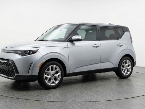 Used 2025 Kia Soul LX w/ LX Technology Package FWD image 3