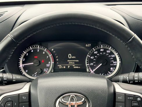 Used 2024 Toyota Highlander LE image 31