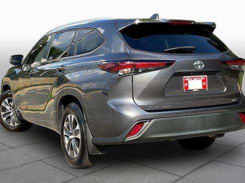 Used 2024 Toyota Highlander XLE FWD image 12