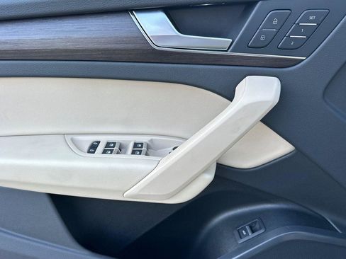 Used 2023 Audi Q5 Premium w/ Convenience Package image 11