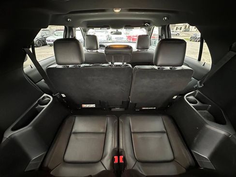 Used 2018 Ford Explorer XLT w/ Equipment Group 202A FWD image 41
