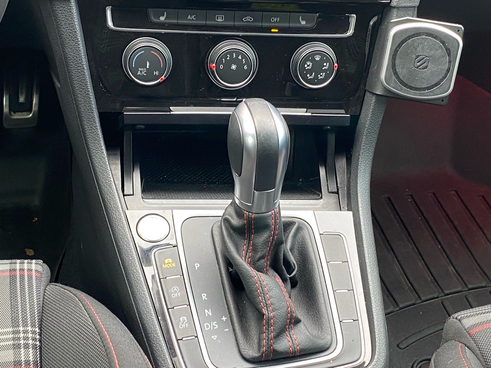 Used 2018 Volkswagen GTI SE FWD image 9