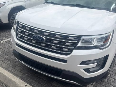 Used 2017 Ford Explorer XLT FWD image 3