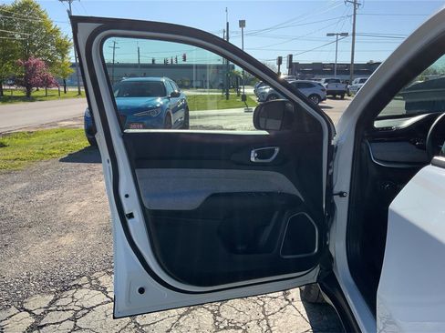 Used 2024 Jeep Compass Latitude AWD/4WD image 20