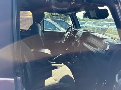 Used 2015 Jeep Wrangler Rubicon w/ Power Convenience Group AWD/4WD image 9