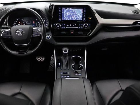Used 2021 Toyota Highlander XLE AWD/4WD image 17