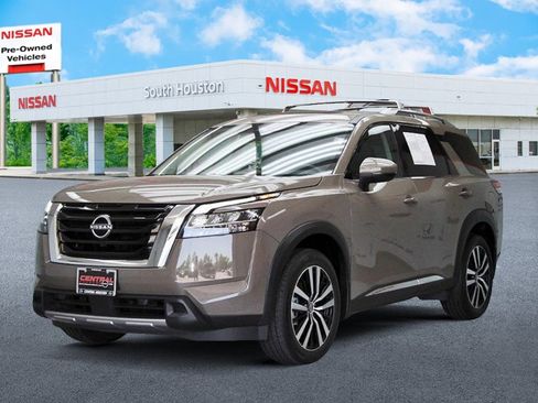 Used 2024 Nissan Pathfinder Platinum FWD image 2