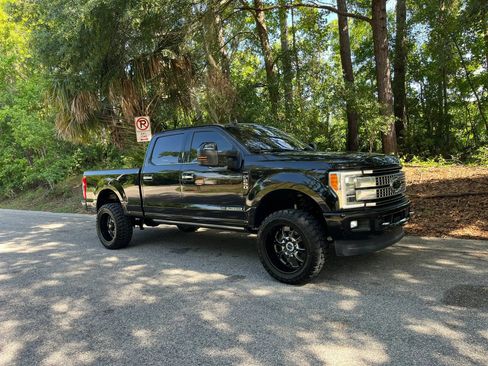 Used 2019 Ford F250 Platinum w/ Platinum Ultimate Package AWD/4WD image 2