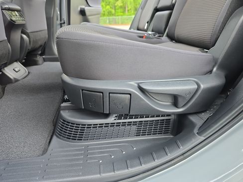 Used 2024 Toyota Highlander LE FWD image 15