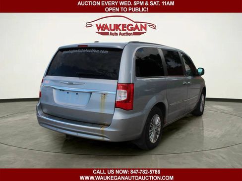 Used 2013 Chrysler Town & Country Touring-L w/ Driver Convenience Group FWD image 5