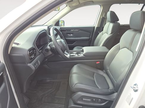 Used 2025 Honda Pilot Touring image 9