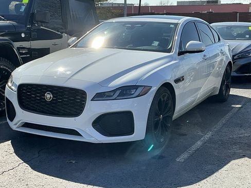 Used 2022 Jaguar XF SE image 2