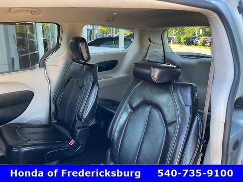 Used 2024 Chrysler Pacifica Touring-L FWD image 28