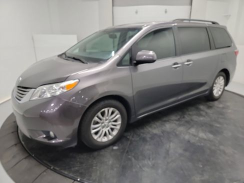 Used 2017 Toyota Sienna XLE image 3